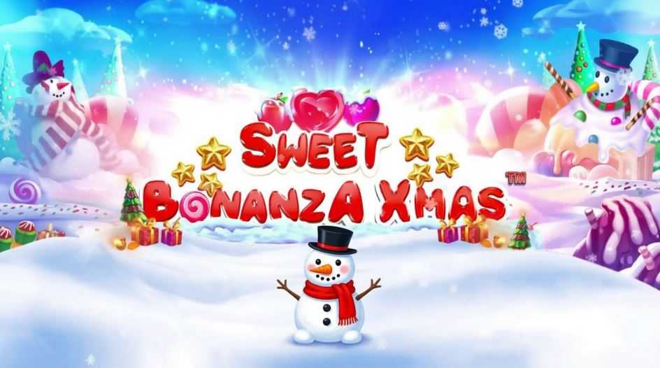 Sweet Bonanza Xmas - праздничный игровой автомат с зимней тематикой. Волшебная снежная страна с конфетами, подарками, ёлками и снеговиками. Маленький мультяшный снеговик в чёрной шляпе и красном шарфе стоит внизу по центру на белом снегу